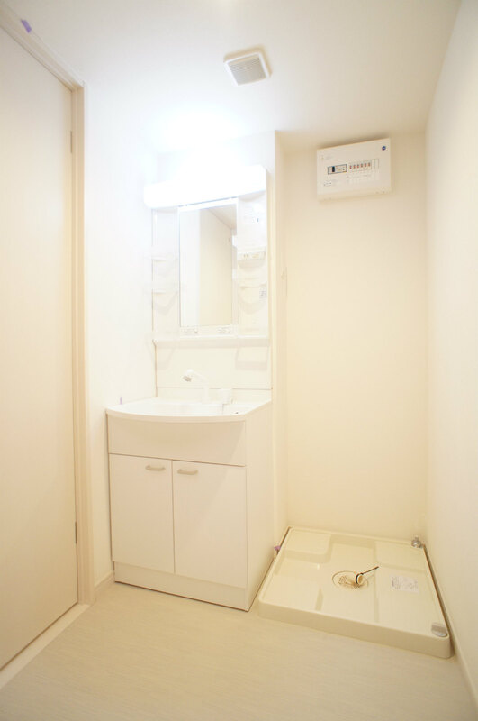 ゆったりとスペースのある洗面所