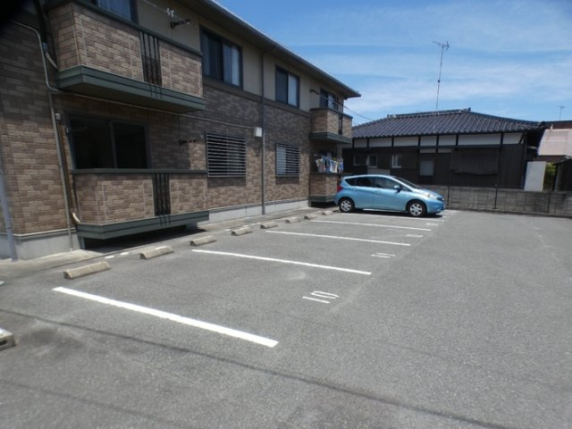 ディアコートB棟の駐車場