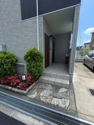 【エントランス】 | アルンドー・インディカ | 清掃の行き届いたきれいなエントランスです