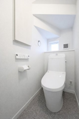 【トイレ】 | ◆町田市金井1丁目新築住宅◆ | ◆清潔感のある白を基調とした落ち着ける空間。小窓をもうけていますので、こもりやすい空気の入れ替えも簡単に行えますね！【モデルルーム】