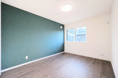 【洋室】 | ◆町田市金井1丁目新築住宅◆ | ◆室内はいつも明るい印象なので気持ちの良い朝を迎えられます。各部屋にはクローゼットを完備しており、収納が多いお家はすっきりして快適空間です。【モデルルーム】