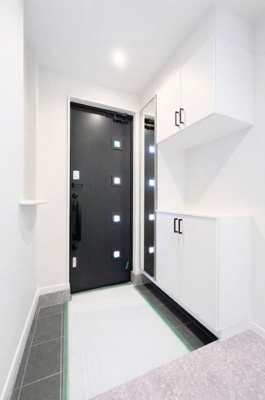 【玄関】 | ◆町田市金井1丁目新築住宅◆ | ◆明るい玄関です！散らかりやすい玄関もスッキリする大容量のシューズボックス付き。【モデルルーム】