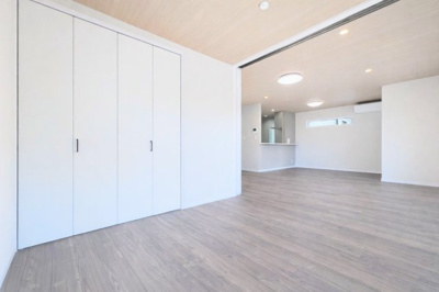 【居間・リビング】 | ◆町田市金井1丁目新築住宅◆ | ◆ご家族の会話がはずむ、開放的なＬＤＫです。休日はお陽さまの光をたっぷりととりこめるぽかぽかリビングで過ごしませんか？【モデルルーム】