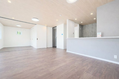 【キッチン】 | ◆町田市金井1丁目新築住宅◆ | ◆家族で食卓を囲むダイニングスペースと、ソファでゆったりくつろぐリビングスペースがしっかり区切られているので家具の配置や用途を使いわけしやすいです。【モデルルーム】