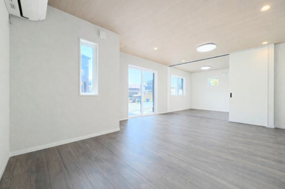 【居間・リビング】 | ◆町田市金井1丁目新築住宅◆ | ◆一家だんらんのスペースとなるＬＤＫ。窓から明るい光が差し込み、思わず家族の会話も弾む快適な空間。【モデルルーム】