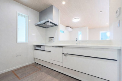 【キッチン】 | ◆町田市金井1丁目新築住宅◆ | ◆キッチンからダイニングやリビングが見渡せるキッチン。料理をしながら家族とコミュニケーションをとれるだけでなく、大きな開放感も得られることができます。【モデルルーム】