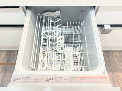 【キッチン】 | ◆町田市金井1丁目新築住宅◆ | ◆食後の食器洗いは食洗機にお任せ！ご家族と団らんの時間を。家事の時短に効果大の食洗器付き。高温洗浄、節水効果もございます。【モデルルーム】
