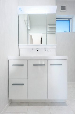 【独立洗面台】 | ◆町田市金井1丁目新築住宅◆ | ◆毎日使う場所だから、機能的で使いやすさに配慮したパウダールーム。すっきりと使えるように収納も豊富にご用意しています。【モデルルーム】