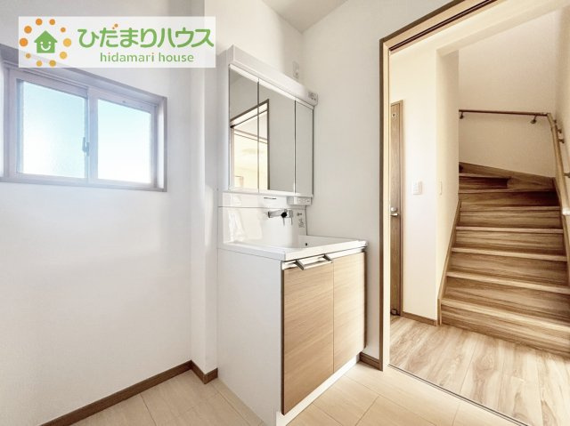 【独立洗面台】 | 土浦市荒川沖西第1期　新築戸建　2号棟 | 三面鏡の大きな鏡は憧れます(^^♪
鏡の後ろは収納となっていて、細かいものでも収納できるのでスッキリと整理できます！