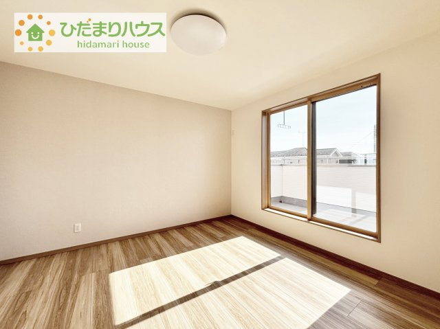 【寝室】 | 土浦市荒川沖西第1期　新築戸建　2号棟 | バルコニーに面していて、たっぷり光りの入る明るい主寝室です！