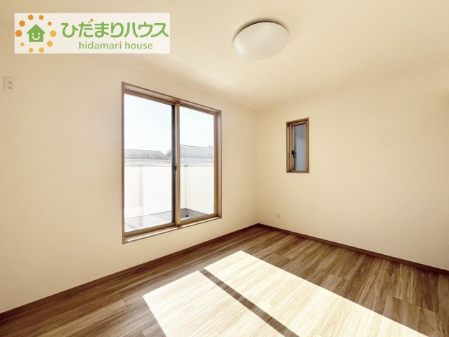 【洋室】 | 土浦市荒川沖西第1期　新築戸建　2号棟 | 窓が多く、明るい空間を演出してくれます(*^^*)
