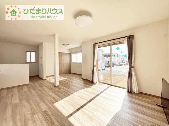【居間・リビング】 | 土浦市荒川沖西第1期　新築戸建　2号棟 | 家族だんらんで、笑顔のたえない時間も増えそうな広々としたLDKが魅力です(^^)/窓も多くて明るい空間でくつろげます。