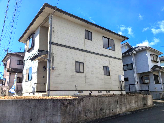 中古戸建　KEM安中市古屋1期　の外観|往来から一段上がった立地なので、通りからの視線も気になりにくいです。