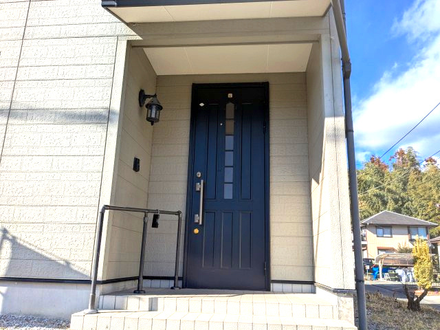 中古戸建　KEM安中市古屋1期　の玄関|玄関前の段差には手すりを付けています。