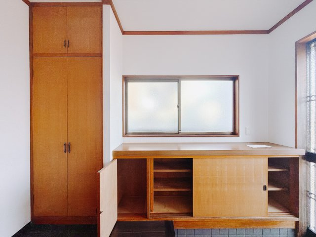 【中古戸建】北群馬郡榛東村新井1期　の玄関|■玄関収納｜太陽の光をたっぷり採り込む玄関☆ご家族の靴がたくさんしまえる下駄箱付き。お子様の靴がこれから増えても安心な大きさです。