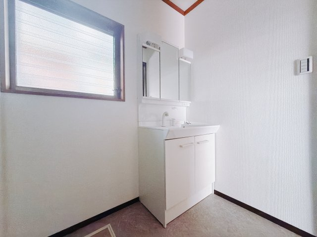 【中古戸建】北群馬郡榛東村新井1期　の独立洗面台|■洗面室｜大きな鏡で朝の身支度もラクラク♪毎日の忙しい準備が楽しくなる洗面所です(^^♪