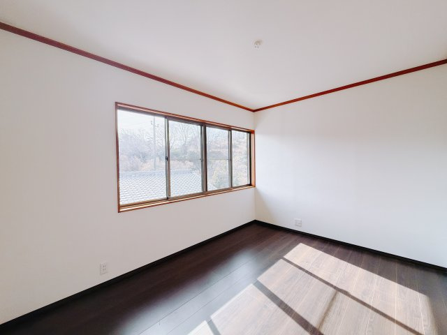 【中古戸建】北群馬郡榛東村新井1期　の洋室|■2階洋室｜2階洋室には大きな窓をご用意しています。日中はあたたかな日差し差し込み自分時間も充実できますね＾＾