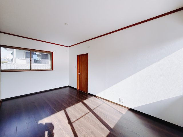 【中古戸建】北群馬郡榛東村新井1期　の洋室|■2階洋室｜お子様の一人部屋にピッタリな洋室。木のぬくもりを感じるフローリングは、天然木の味わいが時とともに深みを増していきます。また、傷にも強く、フリーワックスでお手入れもラクラクです♪