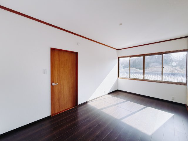 【中古戸建】北群馬郡榛東村新井1期　の洋室|■2階洋室｜2階には大きな窓をご用意しております。日中はぽかぽか陽光差し込みます♪