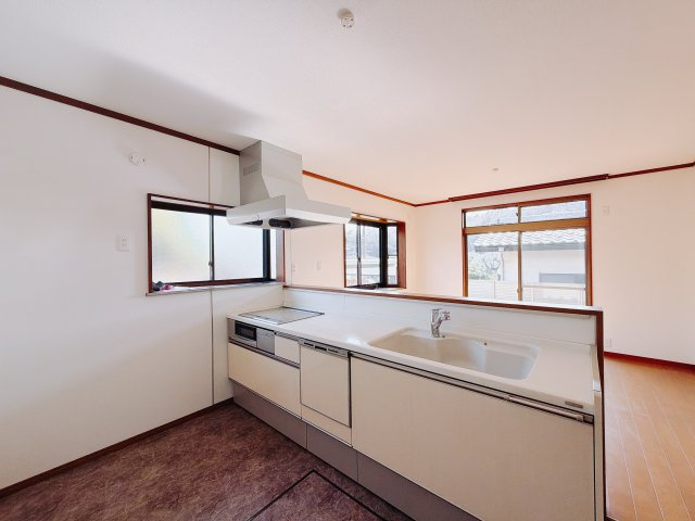 【中古戸建】北群馬郡榛東村新井1期　の居間・リビング|■リビング｜落ち着きのある表情を見せるリビングダイニング。太陽の光がたっぷり差し込むリビングは、自然とご家族が集まる居心地の良い空間です。