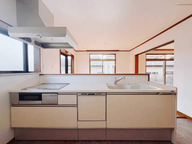 【中古戸建】北群馬郡榛東村新井1期　のキッチン|■キッチン｜作業がはかどる広々カウンタースペース。会話がはずむ「オープンキッチン」なので家族とのコミュニケーションも活発になります。