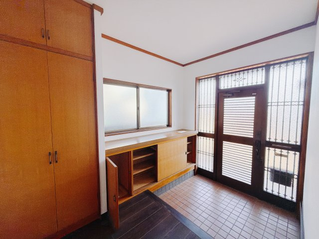 【中古戸建】北群馬郡榛東村新井1期　の玄関|■玄関｜毎日の「いってらっしゃい」や「お帰りなさい」を大切なご家族と過ごす玄関は〈使いやすさ〉を追求しております。玄関横の物入は急な来客時でもさっとお片付けできるスペースを確保しています。