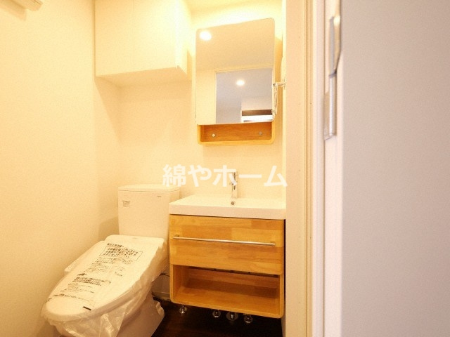 セレニテ桜川駅前プリエの独立洗面台|独立洗面台、小物を置くことができて便利です