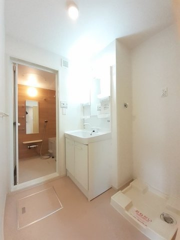 ロータス南島田Ｂの洗面所|脱衣スペースもあります