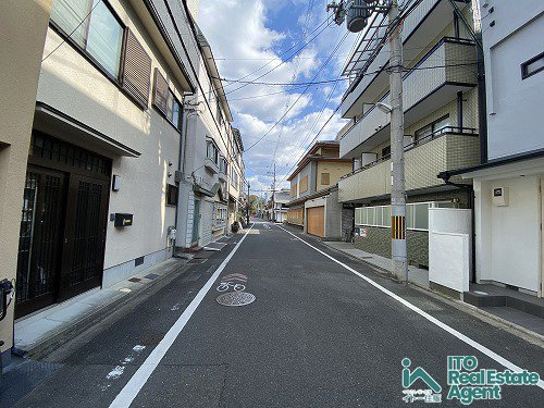 上京区西出水町 店舗付住宅の前面道路含む現地写真