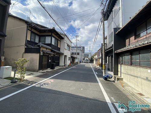 上京区西出水町 店舗付住宅の前面道路含む現地写真