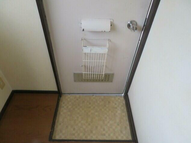 中野区弥生町５丁目のアパートの玄関