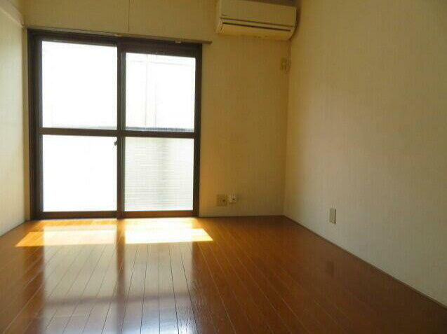 中野区弥生町５丁目のアパートの居間・リビング