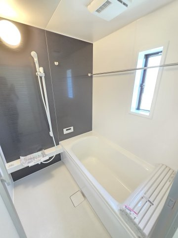 新築　桐生市天神町第3　1号棟　Cradle Gardenの浴室|現地写真　1坪サイズのユニットバス。浴室暖房乾燥機付きなので、ヒートショック予防や梅雨時期の室内欲しもできちゃいます！