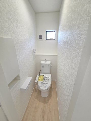 新築　桐生市天神町第3　1号棟　Cradle Gardenのトイレ|現地写真　トイレは洗浄機能付きです！壁面収納も嬉しいですね♪