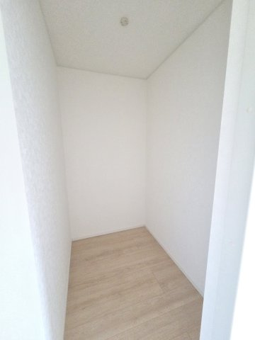 新築　桐生市天神町第3　1号棟　Cradle Gardenの収納|現地写真　主寝室はウォークインクローゼットなのでたくさん収納出来ちゃいます！