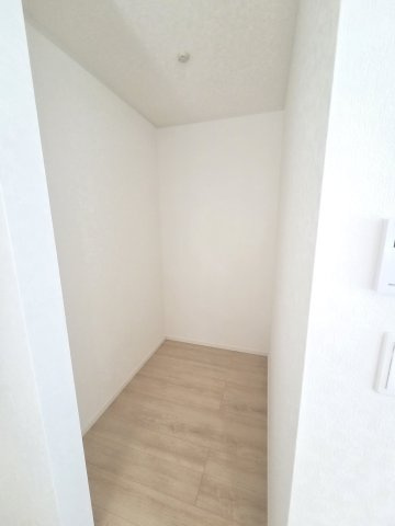 新築　桐生市天神町第3　1号棟　Cradle Gardenの収納|現地写真　キッチンのパントリーは広々！たくさん収納出来ちゃいます♪