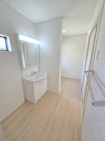 新築　桐生市天神町第3　1号棟　Cradle Gardenの洗面所|現地写真　洗面脱衣所の奥にランドリースペースがあります！家事効率◎