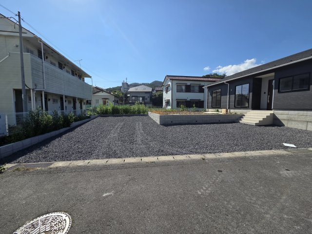 新築　桐生市天神町第3　1号棟　Cradle Gardenの駐車場|現地写真　駐車は建物南側に並列2台+横づけ1台可能です！