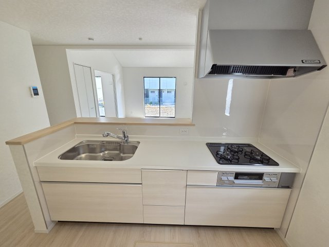 新築　桐生市天神町第3　1号棟　Cradle Gardenのキッチン|現地写真　2550ｍｍサイズのキッチンは作業スペースが広く使いやすいです！シンクも広々で洗い物も楽々♪