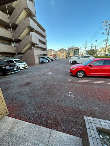 あま市甚目寺飛殿の中古マンションの駐車場