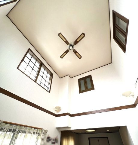 米子市美吉　中古住宅の内装|リビング上吹き抜け