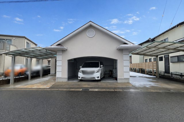 米子市美吉　中古住宅の駐車場|インナーガレージ