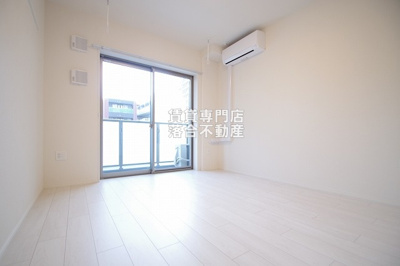 【居間・リビング】 | モリオンパレス | 白基調の明るい綺麗なお部屋♪