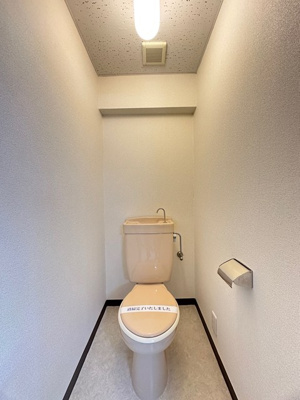 【トイレ】 | 花園ビル | 人気のバストイレ別です♪トイレが独立していると使いやすいですよね☆上部にはトイレットペーパーなどの小物を置ける棚付きです♪