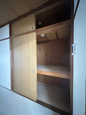 【収納】 | 花園ビル | ダイニングキッチンにある収納スペースです♪奥行きのある収納で、かさ張るお掃除用品などもすっきり収納できて便利！