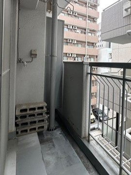 【バルコニー】 | 花園ビル | バルコニーは南東向きなので、晴れた日のお洗濯物は朝からよく乾きそう☆お洗濯物を干したり、気分転換をするにもおすすめです☆