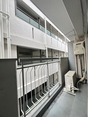 【エントランス】 | 花園ビル | 共用エントランスには防犯カメラが付いています！夜遅くに帰宅する時も、お出かけ時でも安心ですね♪