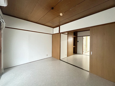 【寝室】 | 花園ビル | 南東向き洋室6帖☆洋室のお部屋は毎日のお手入れもラクラクできちゃいます！収納スペースを完備しています♪