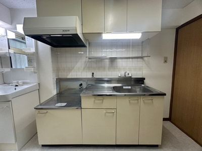 【キッチン】 | 花園ビル | ガスコンロ設置可能のキッチンです☆場所を取るお鍋やお皿もたっぷり収納できてお料理がはかどります！