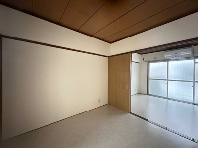 【居間・リビング】 | 花園ビル | キッチン3.4帖☆玄関側からの眺めです♪椅子とテーブルを囲んで家族団欒の時間を過ごせます♪